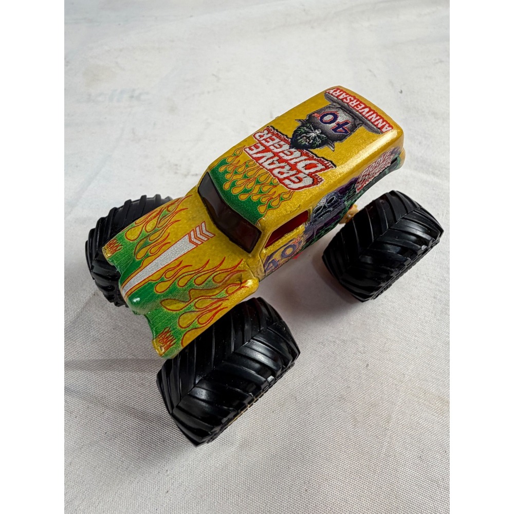Monster Jam Grave Digger 40th Anniversary Monster Truck Yellow Green 1:64 Scale